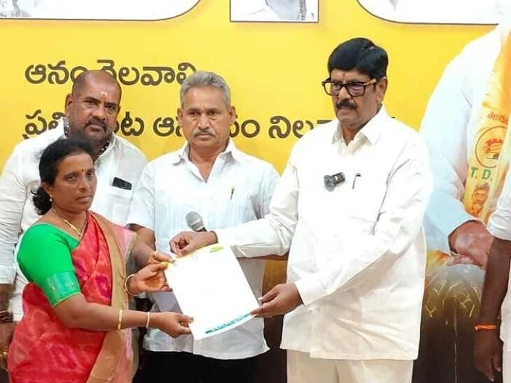 CMRF చెక్కులను పంపిణీ చేసిన మంత్రి