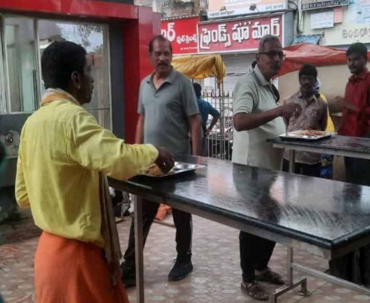 అన్న క్యాంటీన్‌ను తనిఖీ చేసిన మున్సిపల్ కమిషన్