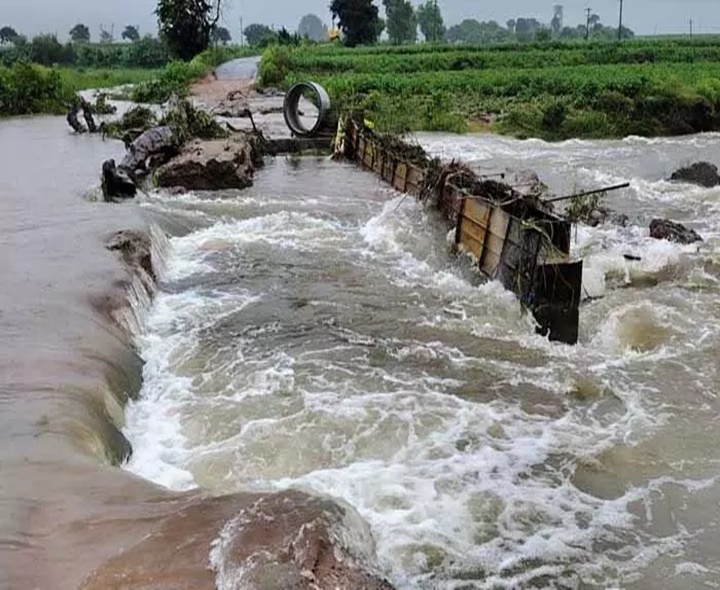 భారీ వర్షాలు.. నిలిచిన రాకపోకలు
