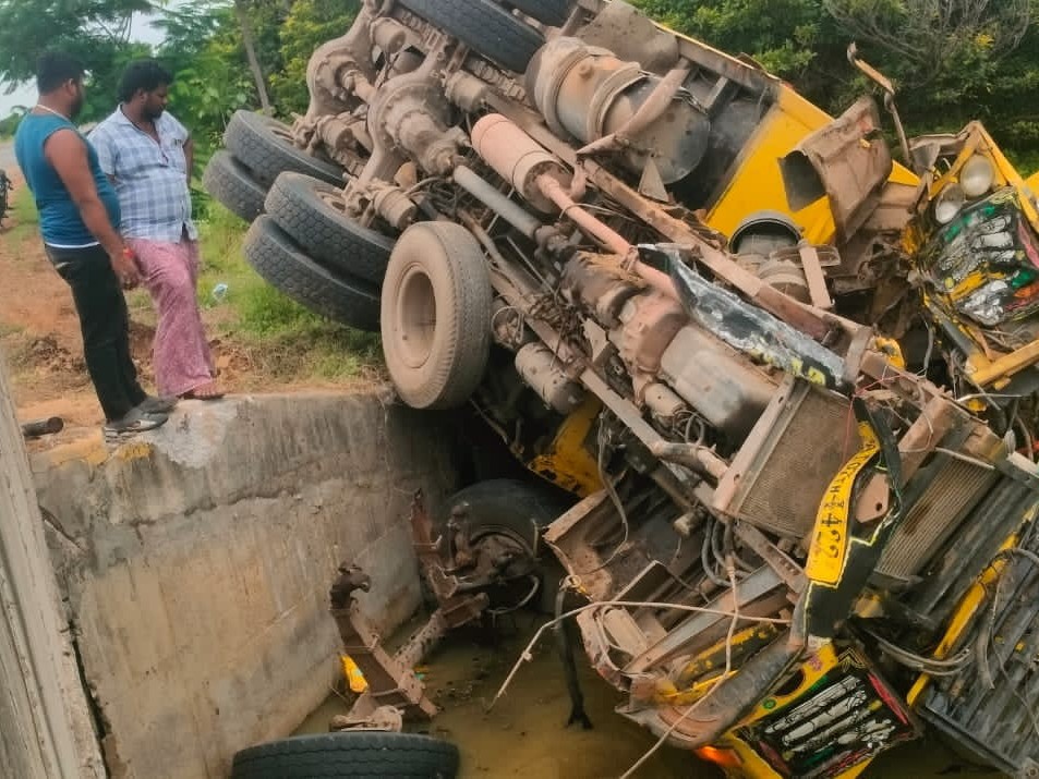 బోల్తా పడిన టిప్పర్.. డ్రైవర్‌కు గాయాలు