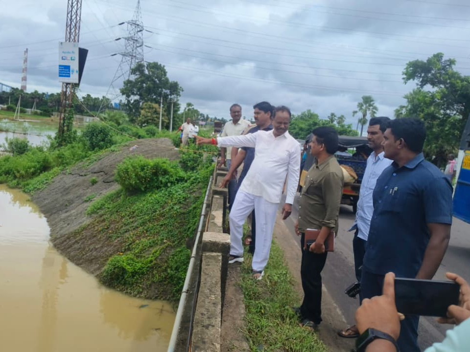 మొరంచపల్లి వాగు వరదను పరిశీలించిన ఎమ్మెల్యే