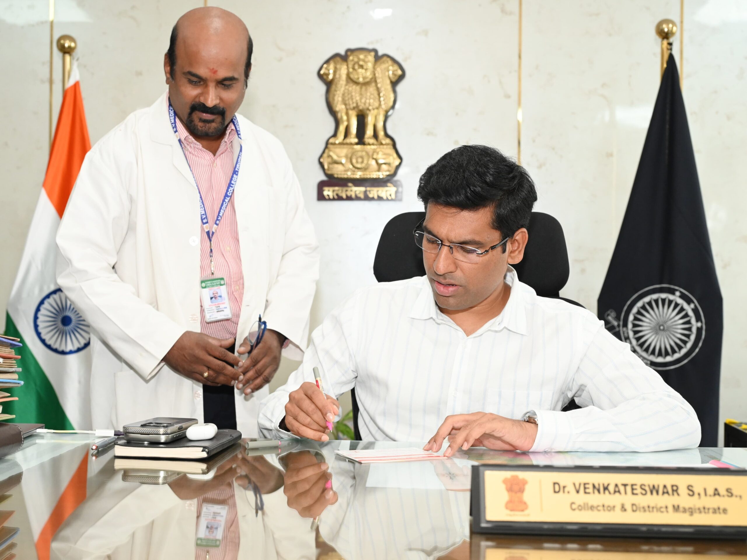 నేత్రదాన ప్రతిజ్ఞాపత్రంపై సంతకం చేసిన కలెక్టర్