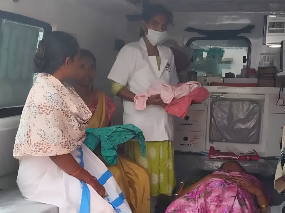 108 వాహనంలో ప్రసవం.. తల్లి బిడ్డ క్షేమం
