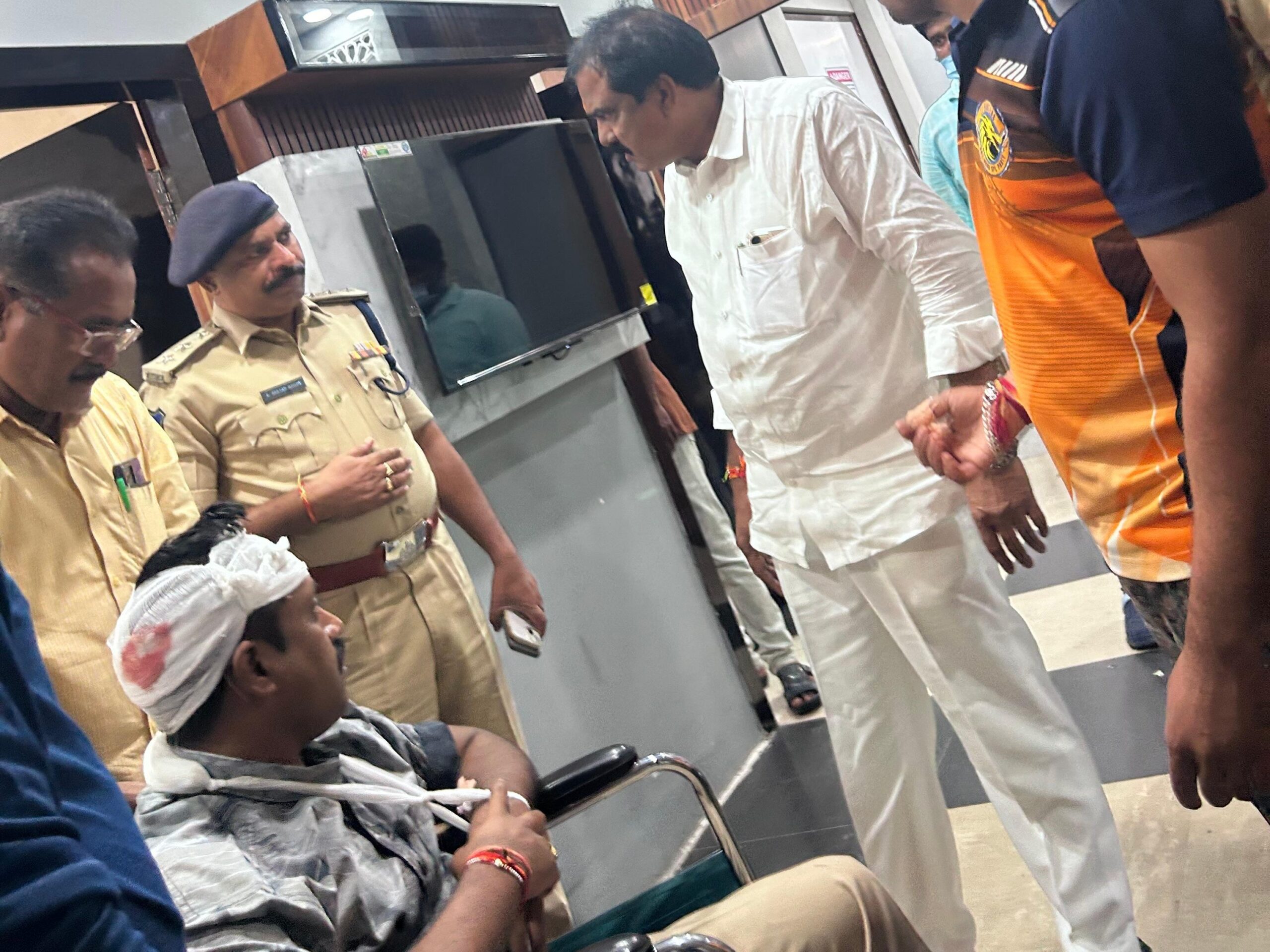 CI సాయినాథ్‌ను పరామర్శించిన ఎమ్మెల్యే