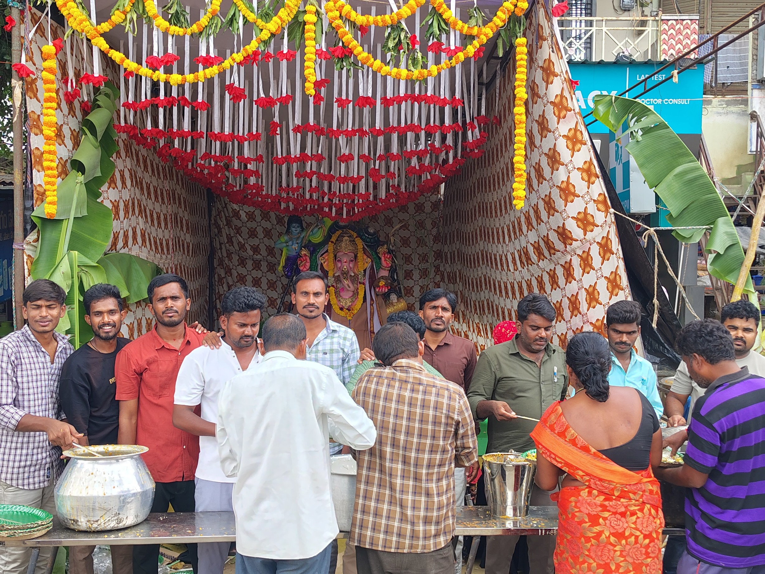 అపోలో మందుల షాపు వినాయకుడి వద్ద అన్నదానం