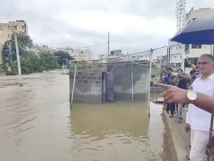 ముంపు కాలనీలను పరిశీలించిన హరీశ్ రావు
