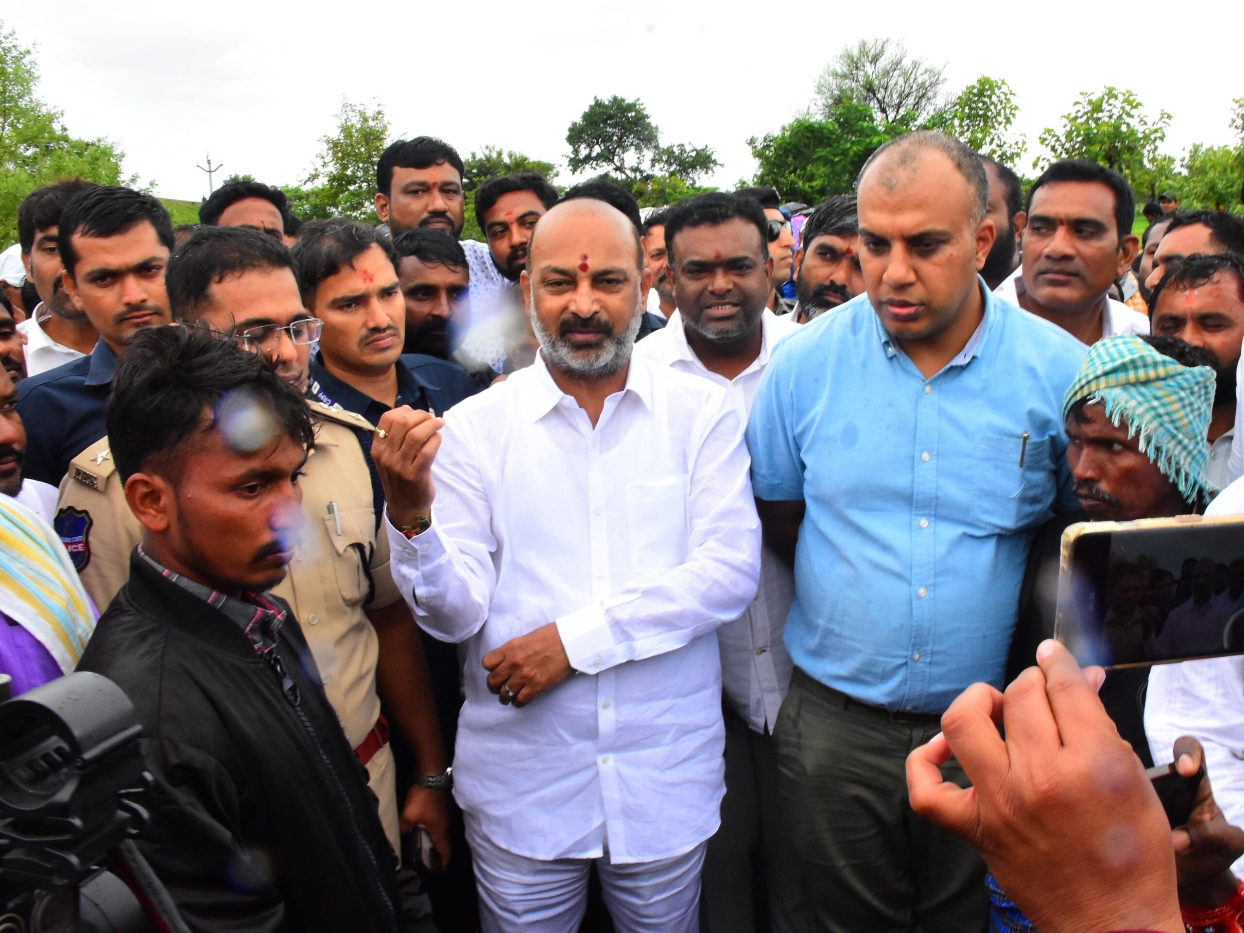 కలెక్టర్ ఎస్పీలను అభినందించిన కేంద్రమంత్రి
