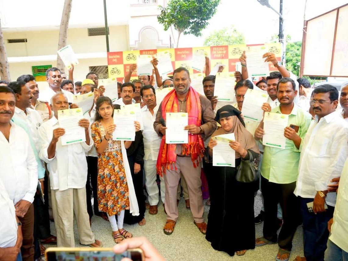 64 మంది సీఎంఆర్ఎఫ్ చెక్కుల పంపిణీ