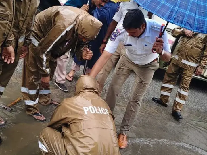 రోడ్డుపై వర్షం నీటిని తొలగించిన ట్రాఫిక్ పోలీసులు