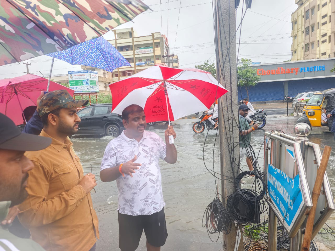 రోడ్‌లపై నీరు నిల్వ లేకుండా చూడాలి:  కమిషనర్