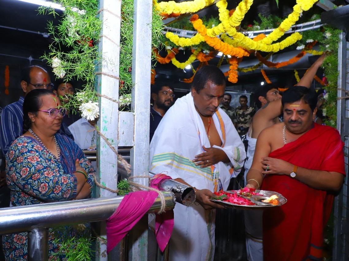 రాజరాజేశ్వర స్వామిని దర్శించుకున్న మంత్రి అడ్డూరి