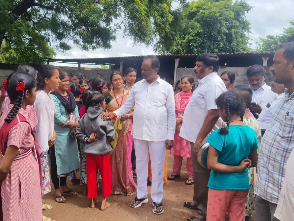 MJP పాఠశాలను సందర్శించిన  MLA గండ్ర