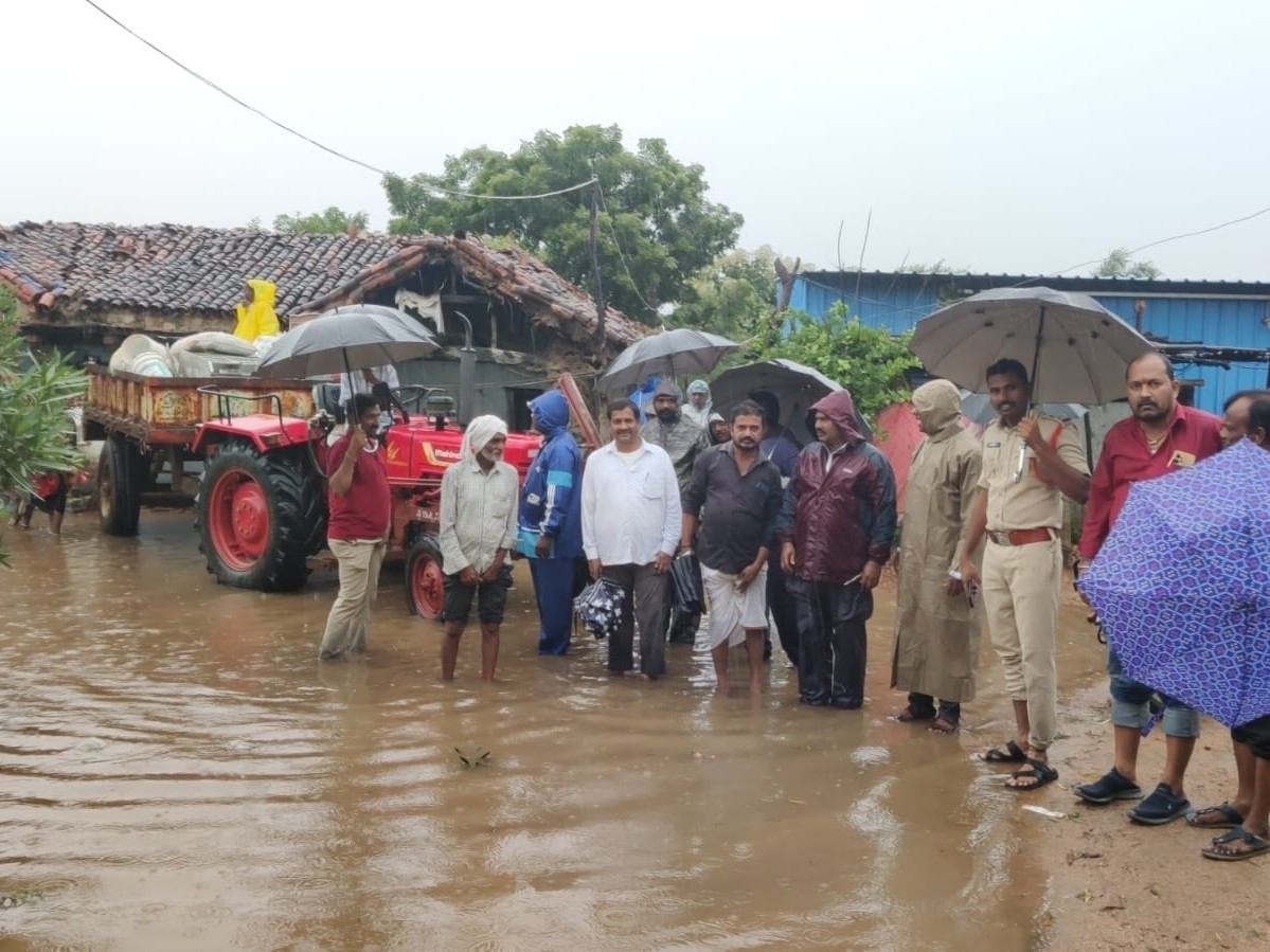 సురక్షిత ప్రాంతాలకు తరలింపు