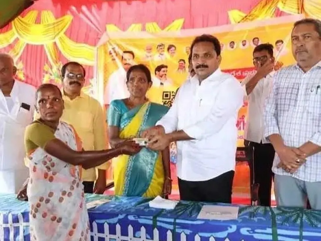 స్వగ్రామంలో స్మార్ట్ కార్డులను పంపిణి చేసిన ఎమ్మెల్యే