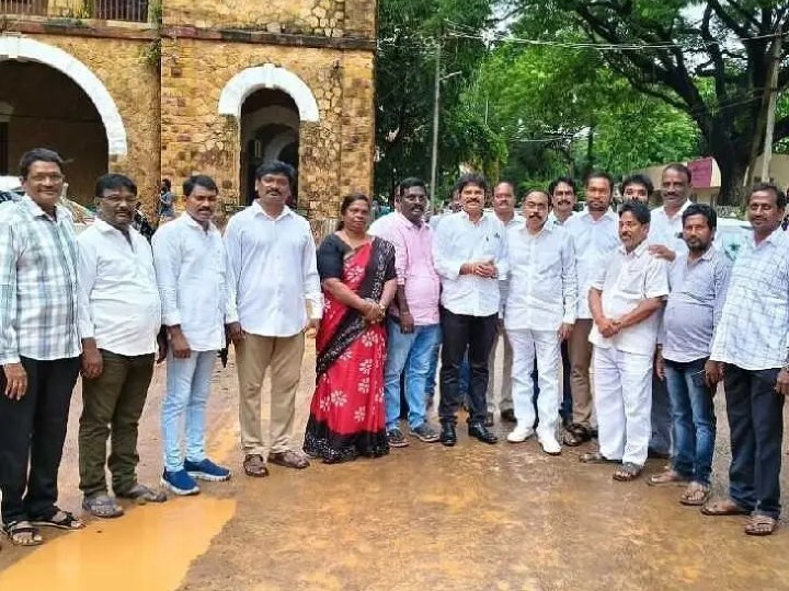 కోర్టుకు హాజరైన.. వైసీపీ శ్రేణులు
