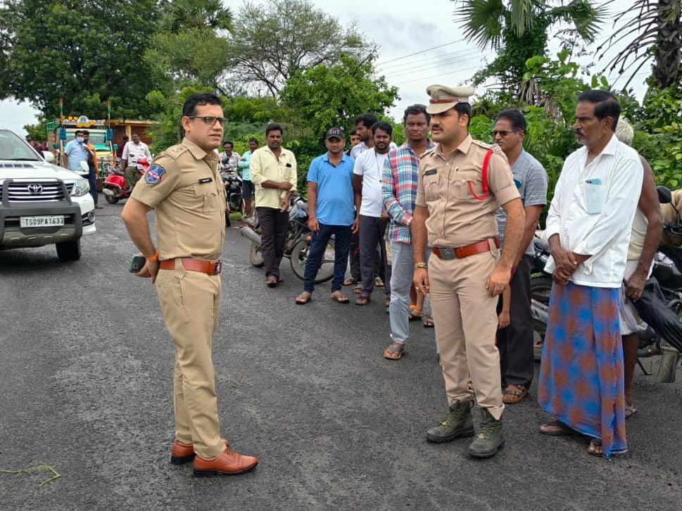పగిడేరు వాగు వరద ఉధృతిని పరిశీలించిన సీపీ