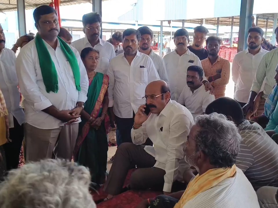 ‘ఉల్లి రైతులకు గిట్టు బాటు ధర కల్పించాలి’