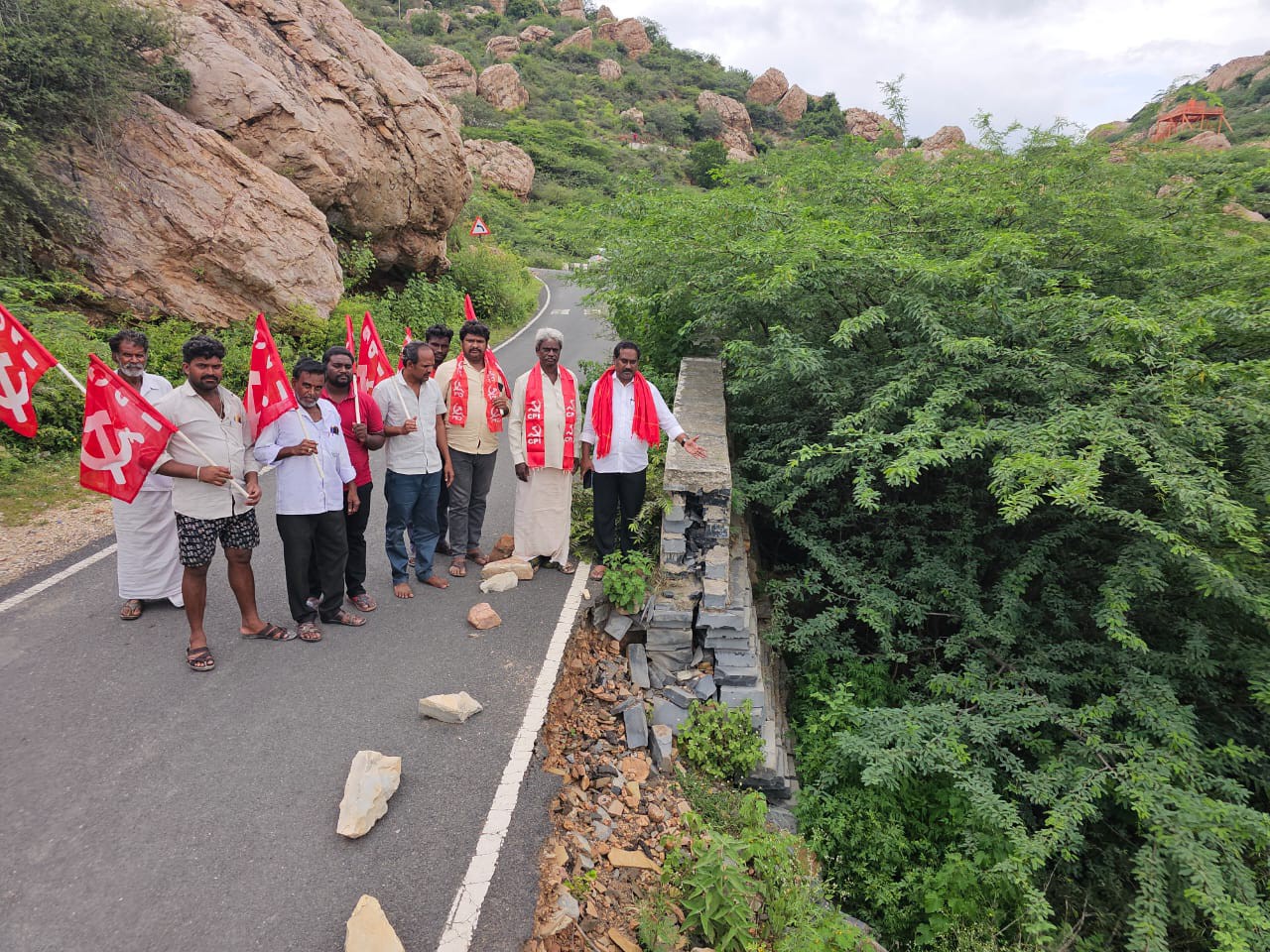 ‘రోడ్లకు మరమ్మతులు చేయండి’