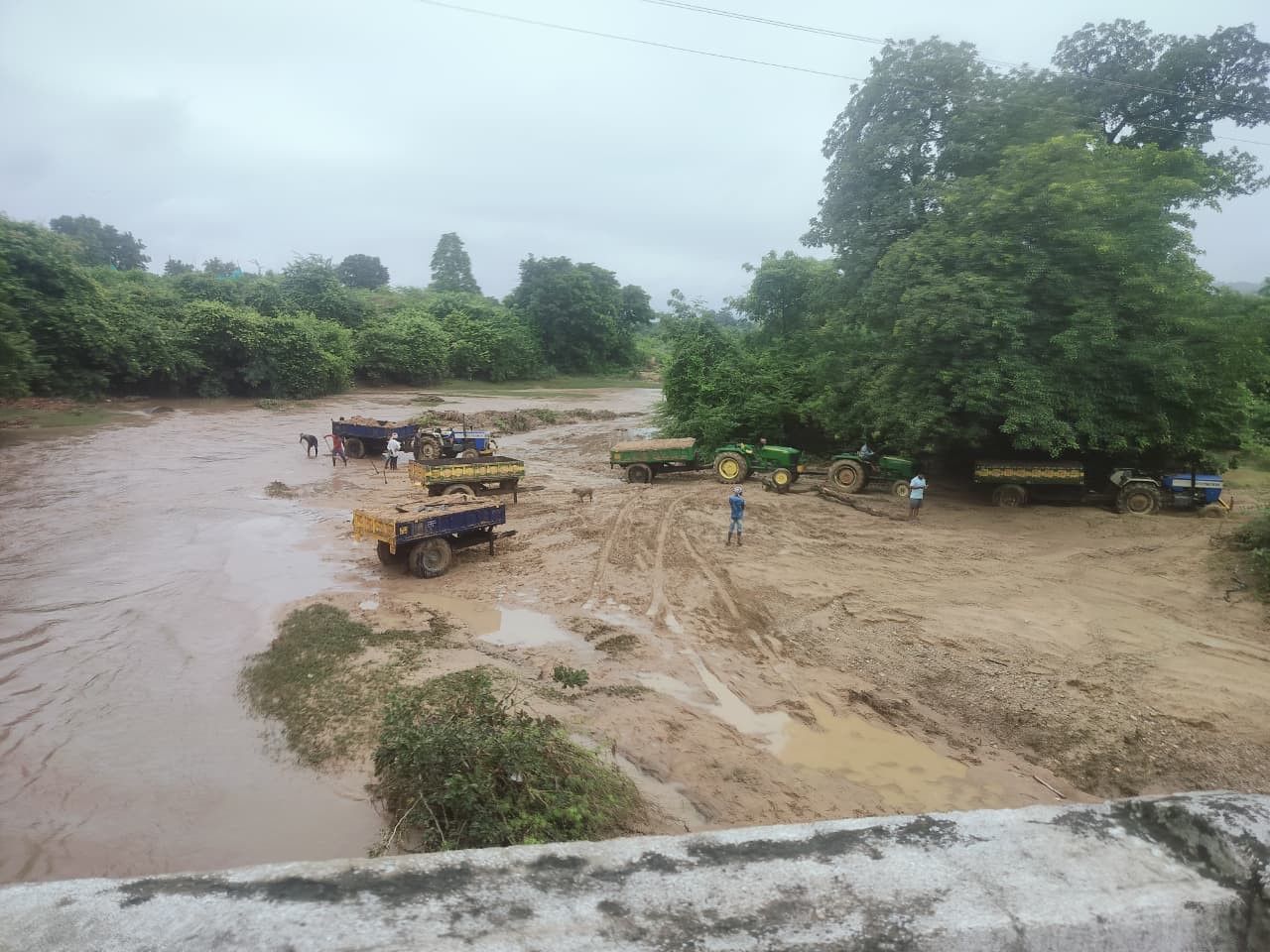 జోరుగా కొనసాగుతున్న అక్రమ ఇసుక రవాణా