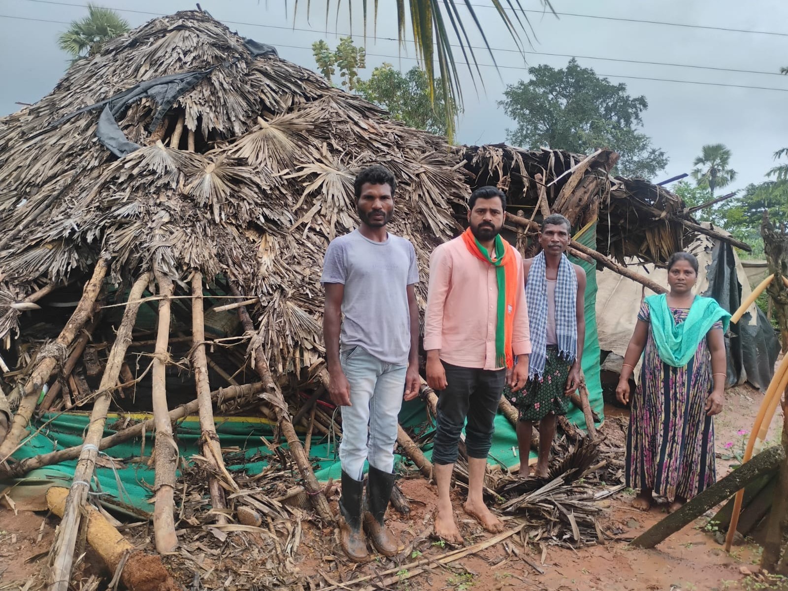 పార్కెలగండిలో వర్షానికి కూలిన ఇల్లు