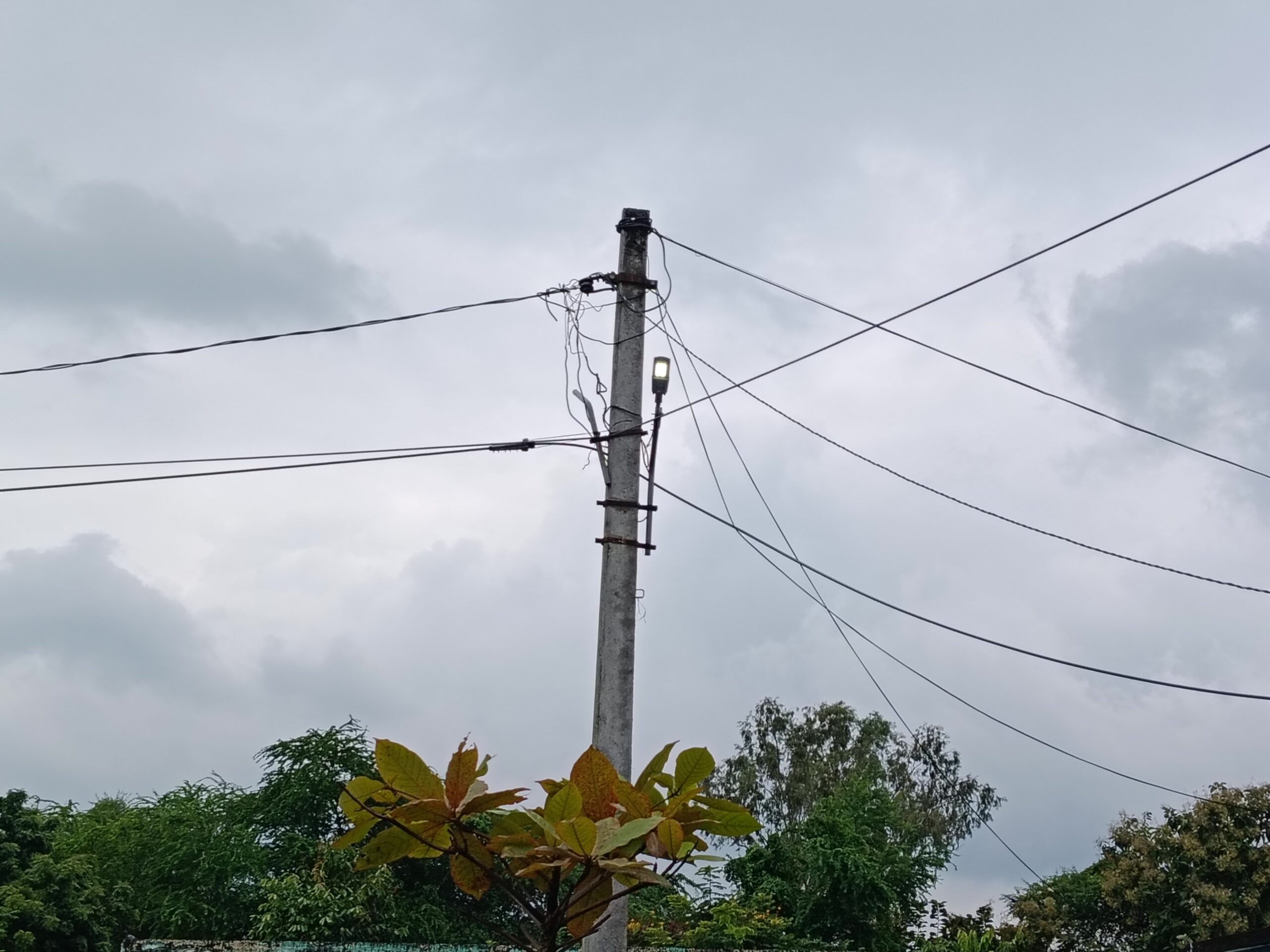 మూడు నెలలుగా పగలే వెన్నెలగా విద్యుత్ దీపాలు