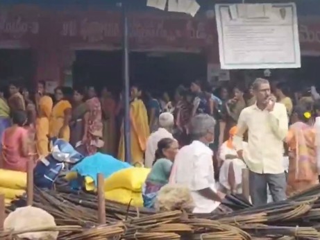 యూరియా పంపిణీ కేంద్రం సందర్శించిన సీఐ