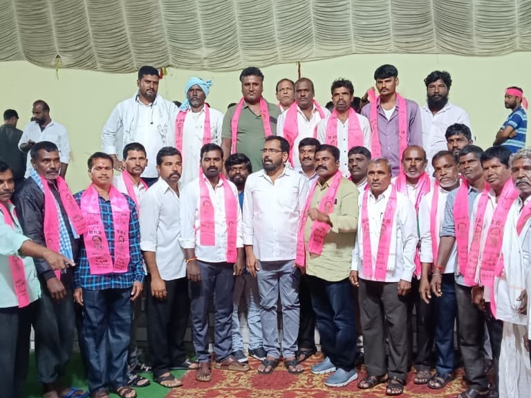 BRSలో చేరిన 80 మంది నాయకులు