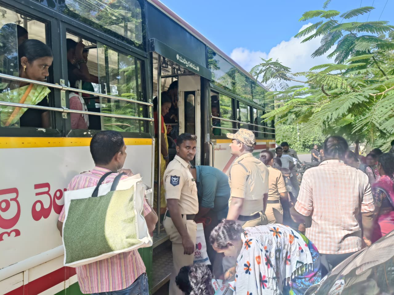 RTC బస్‌లో చోరి.. పోలీసుల తనిఖీలు