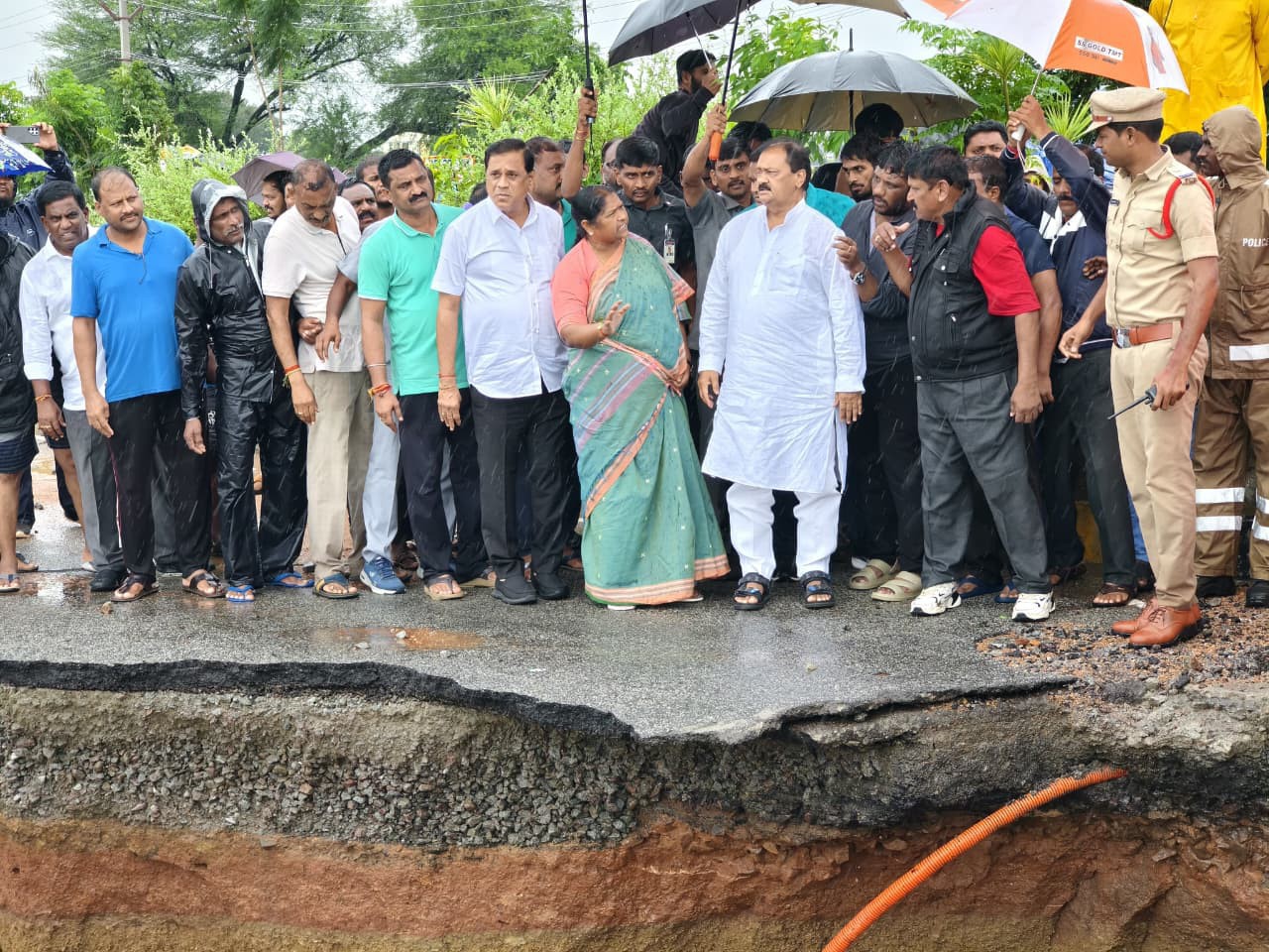వరద ప్రభావిత ప్రాంతాల్లో పర్యటించిన మంత్రి సీతక్క