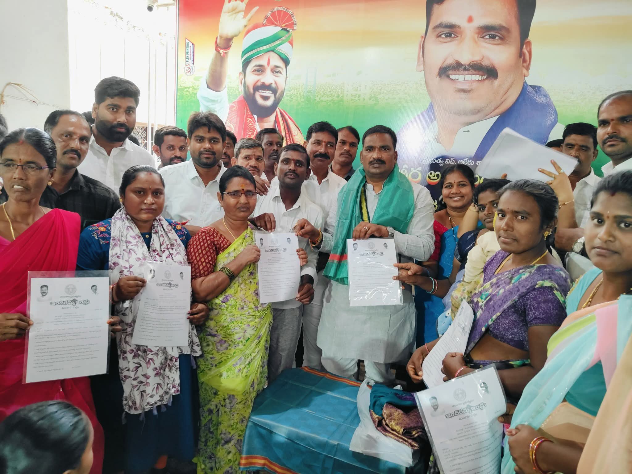 ఇందిరమ్మ ఇళ్ల పట్టాల పంపిణీ చేసిన ఎమ్మెల్యే