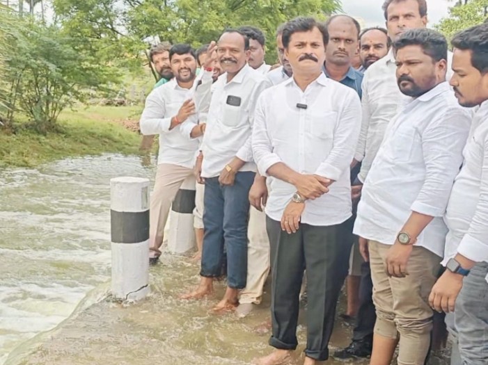 వరద ఉధృతిని పరిశీలించిన ఎమ్మెల్యే కుంభం