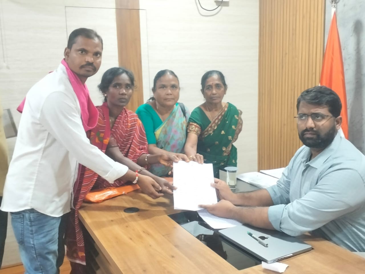 అట్రాసిటీ బాధితురాలు  సబ్ కలెక్టర్‌కు వినతి