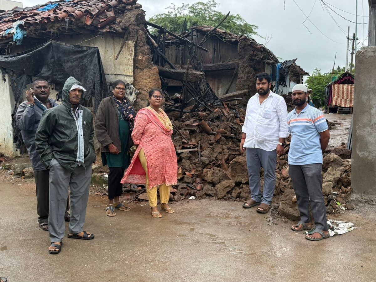 దెబ్బతిన్న ఇండ్లను పరిశీలించిన కార్యదర్శి