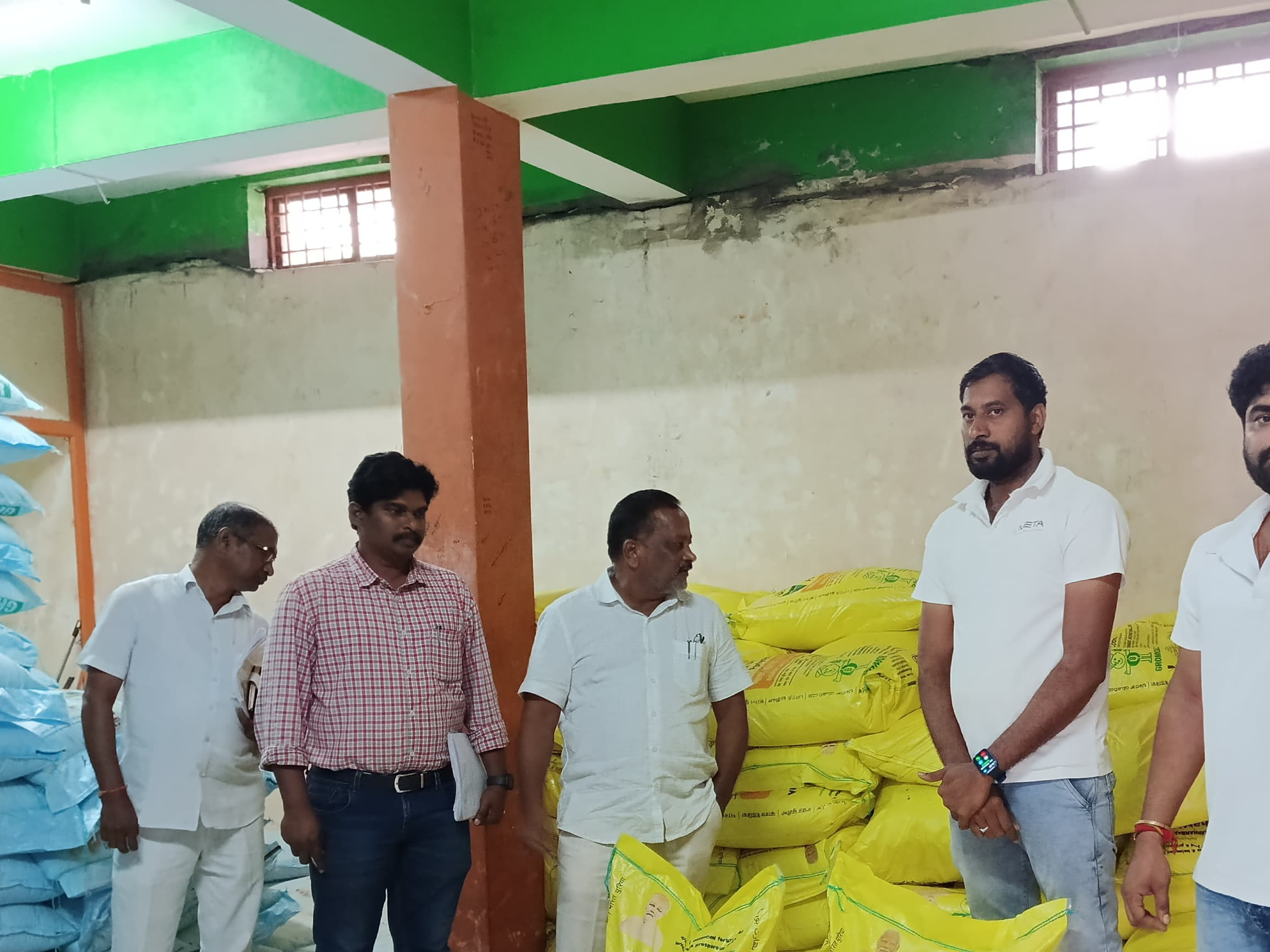 ఎరుపుల షాపులను తనిఖీ చేసిన వ్యవసాయ అధికారి