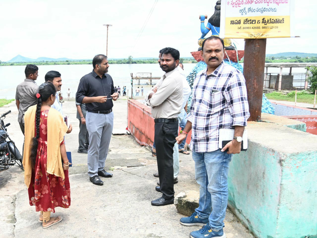 మంథనిలో విస్తృతంగా పర్యటించిన జిల్లా కలెక్టర్