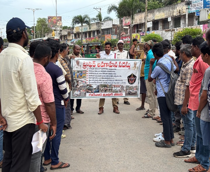 హెల్మెట్ వాడకంపై వాహనదారులకు అవగాహన