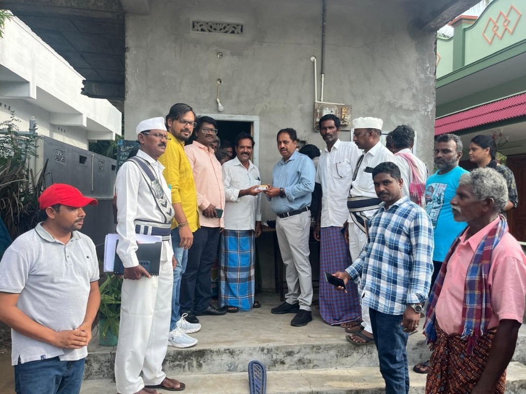 స్మార్ట్ కార్డులను పంపిణీ చేసిన ఆర్డీవో