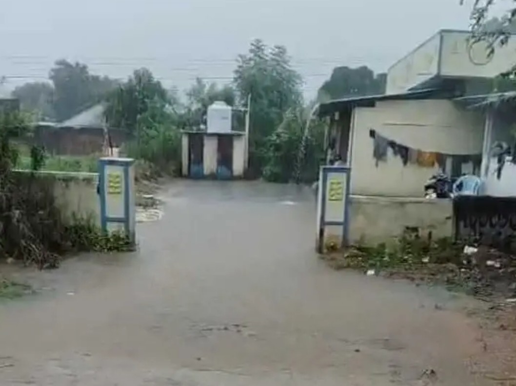 డ్రైనేజీ సౌకర్యం లేక ఇండ్లలోకి వరద నీరు