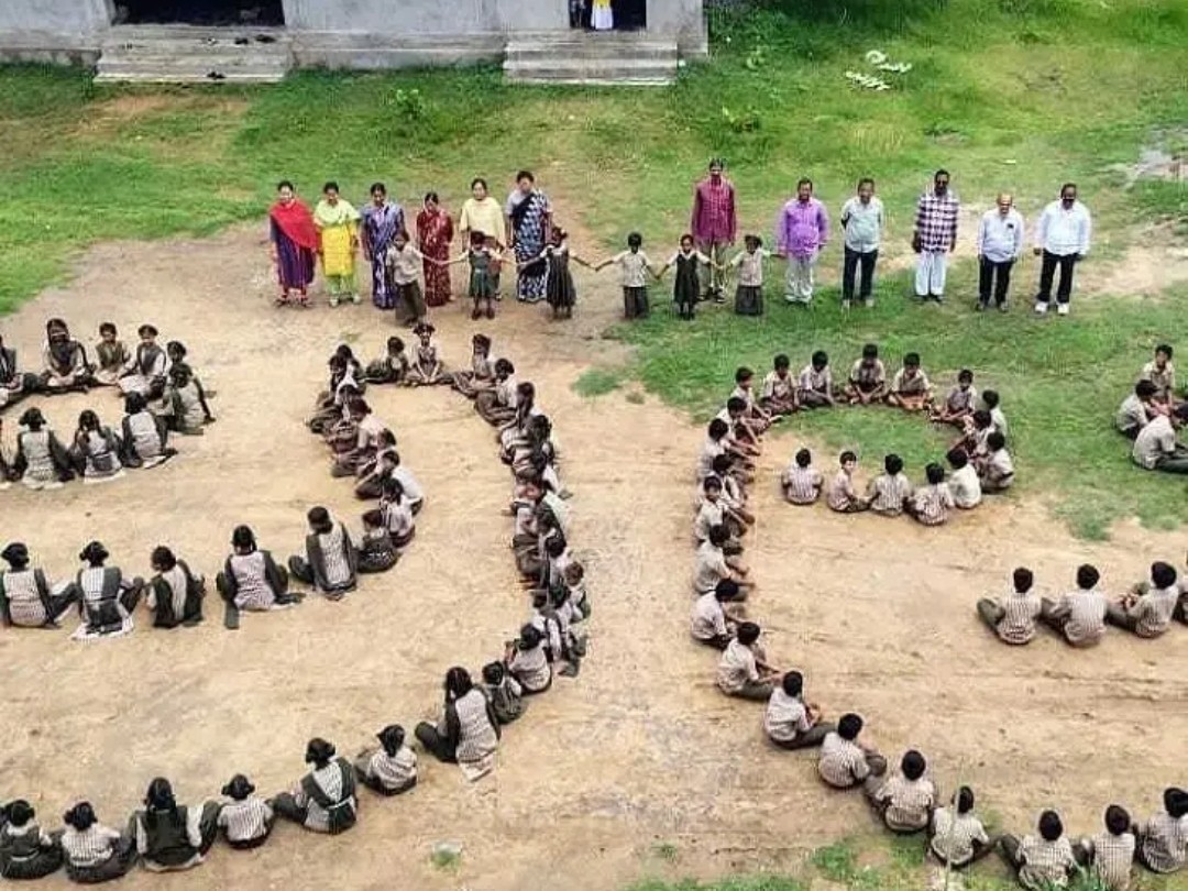 ఆకట్టుకున్న విద్యార్థుల అక్షరమాల ఆకారం