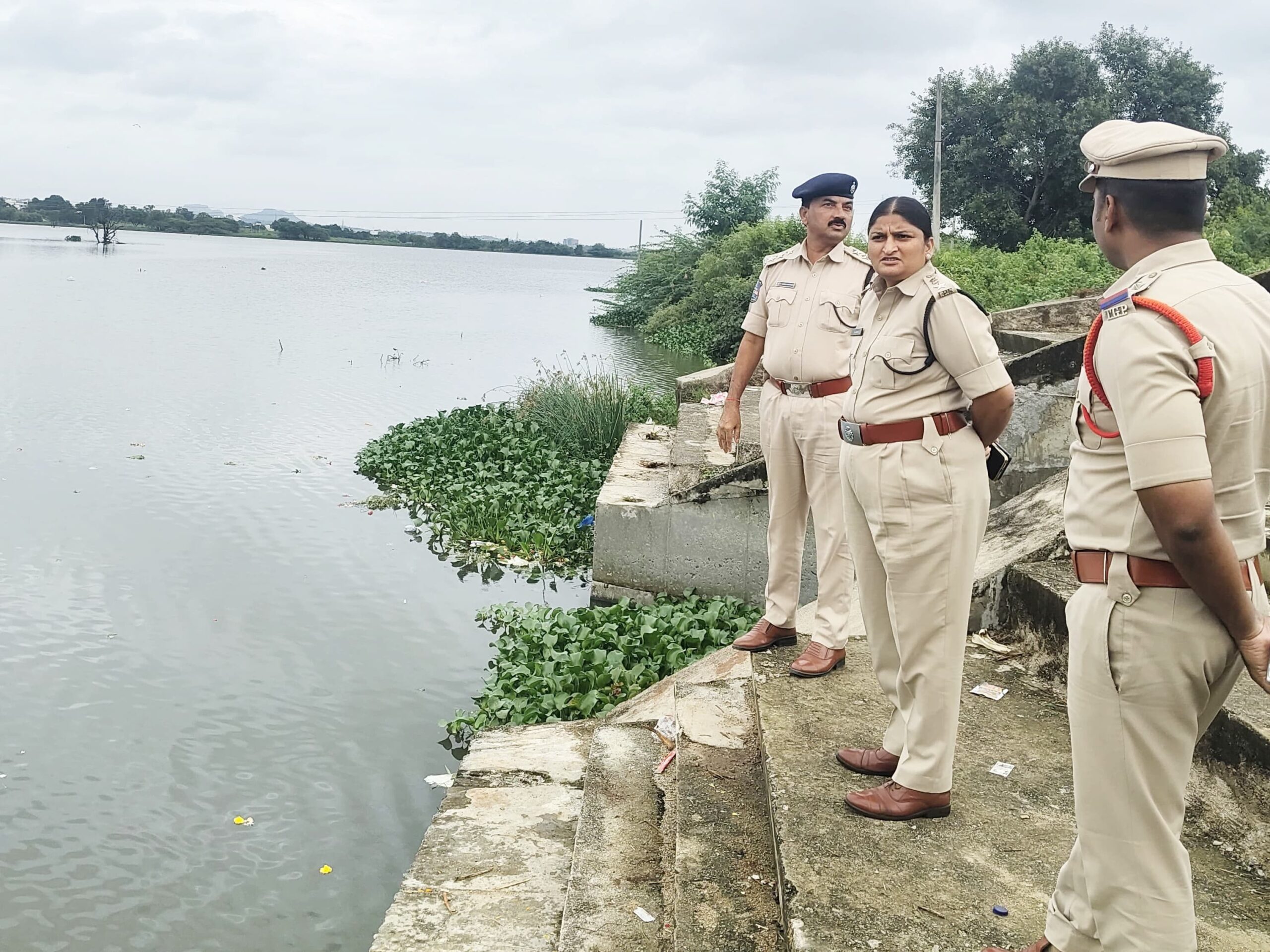 నిమజ్జనం సందర్భంగా పాలకొండ చెరువును పరిశీలించిన ఎస్పీ