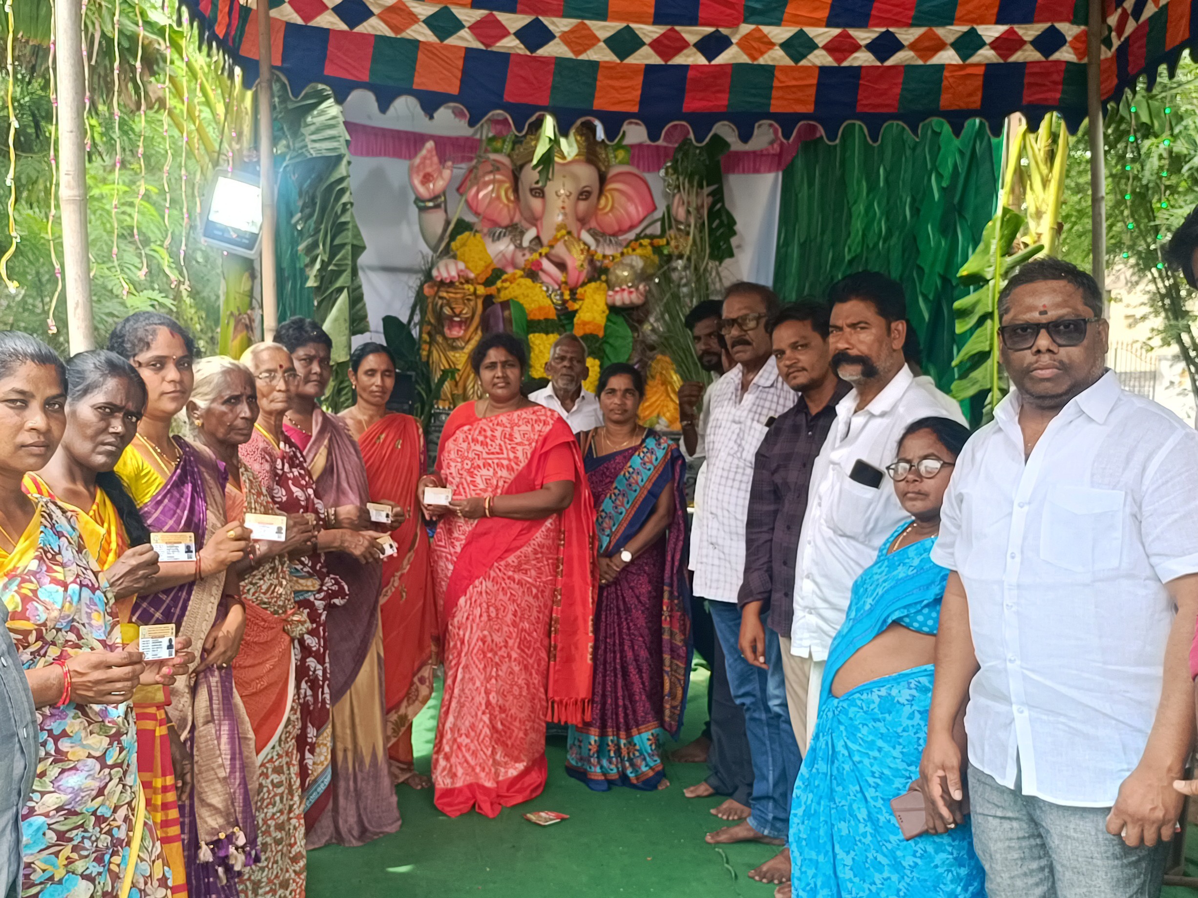 స్మార్ట్ రైస్ కార్డులను పంపిణీ చేసిన కౌన్సిలర్