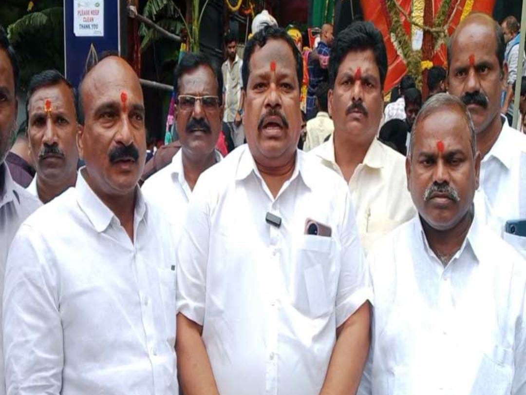 మహాగణపతికి సర్పంచుల జేఏసీ వినతి పత్రం