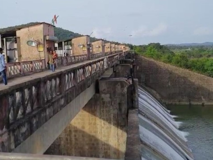 కడెం ప్రాజెక్టు 10 గేట్ల ద్వారా నీటి విడుదల
