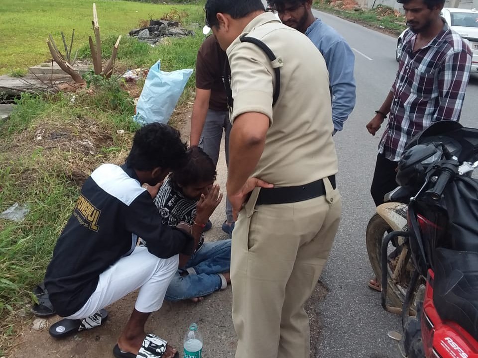 యువకుడి ప్రాణాలు కాపాడిన పోలీసులు