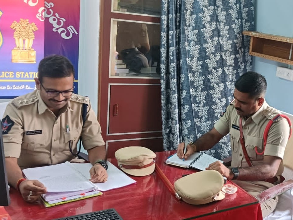 పోలీస్ స్టేషన్‌ను తనిఖీ చేసిన DSP