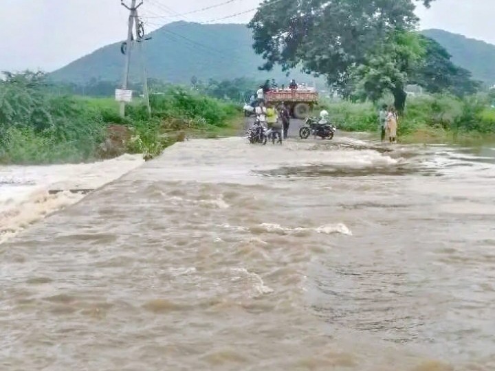 ఉద్ధృతంగా వాగు..నిలిచిపోయిన రాకపోకలు