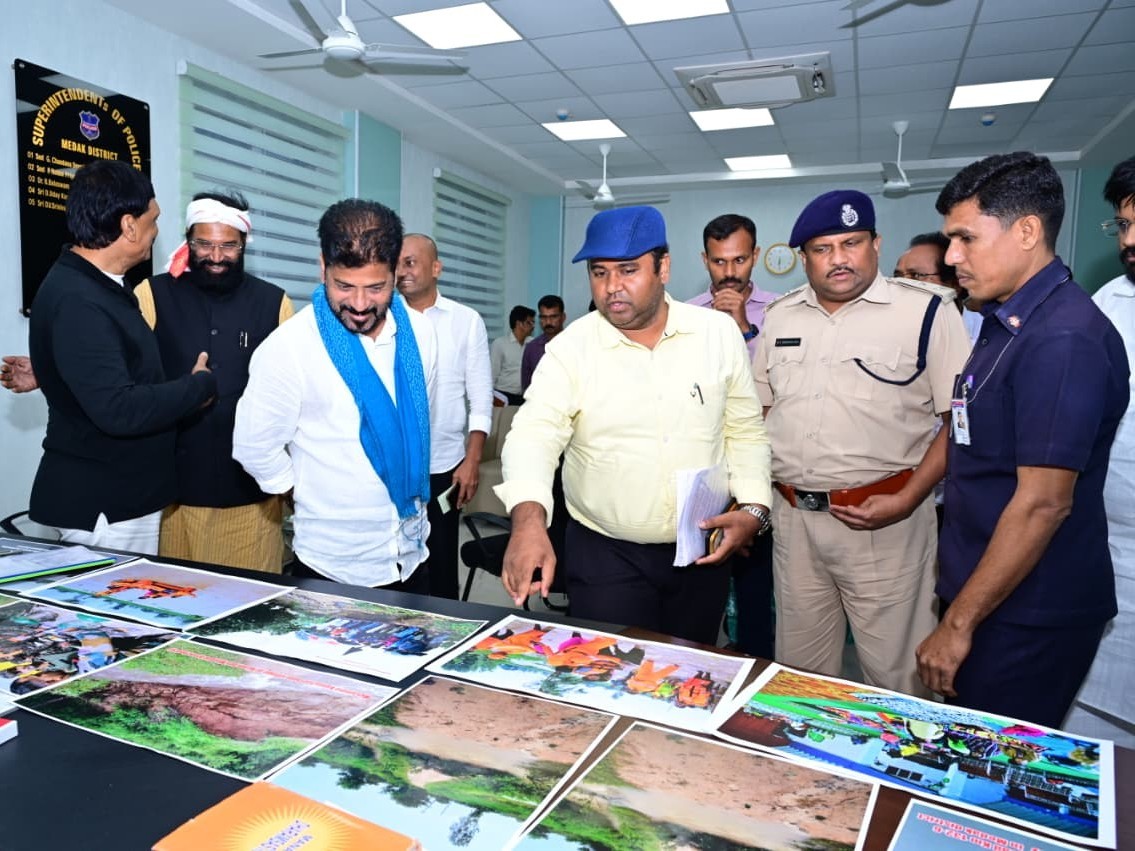 ఫోటో గ్యాలరీ పరిశీలించిన సీఎం