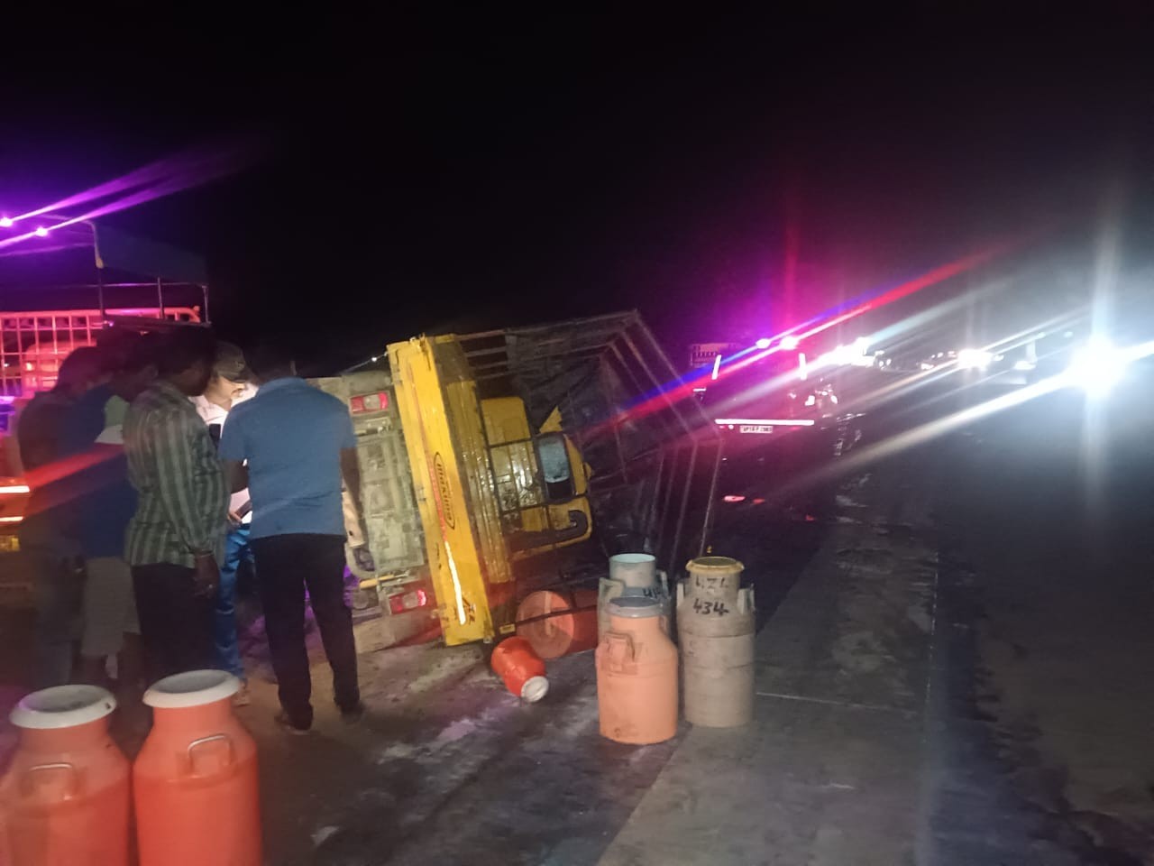 రోడ్డు ప్రమాదంలో పాల ఆటో బోల్తా