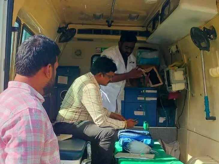 108 వాహనంలో పరికరాల పరిశీలన