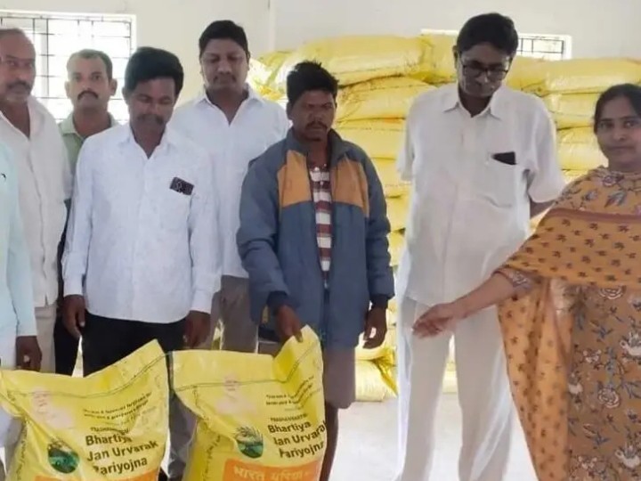 రైతులకు ఎరువుల పంపిణీ